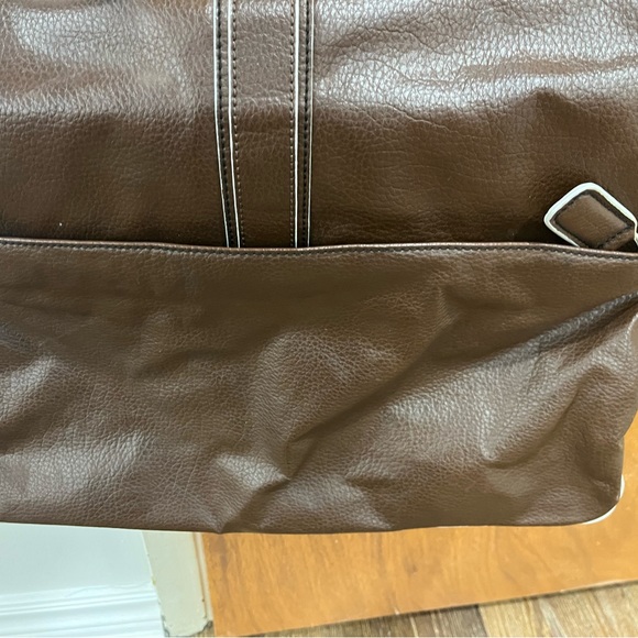 Beautiful Guess messenger bag. - Picture 2 of 3